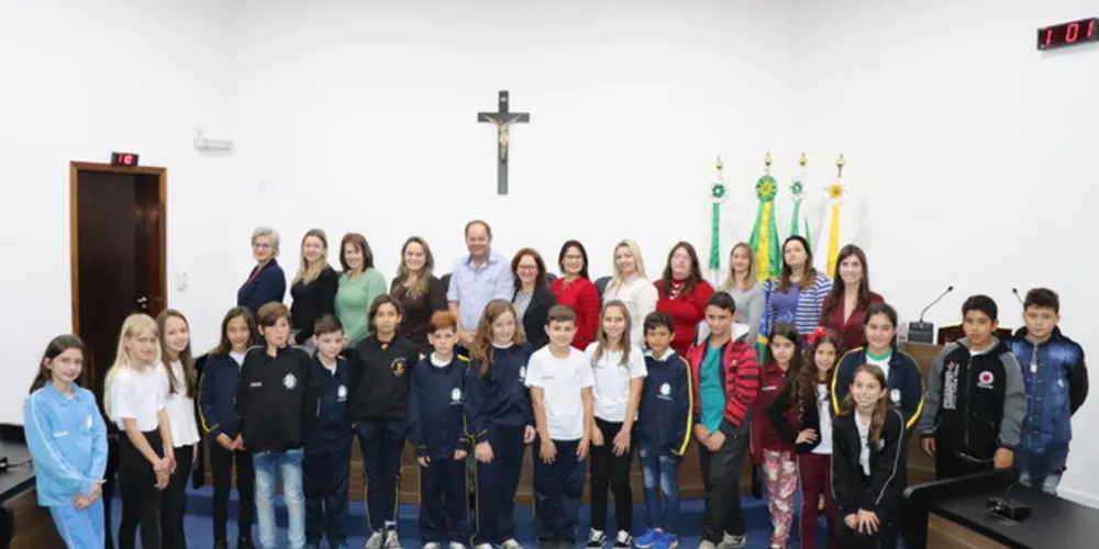 Vereadores mirins e suplentes aguardam Sessão de Posse