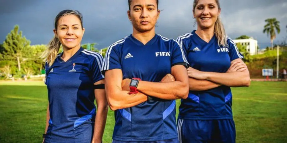 Edina Alves, Neuza Back e Tatiane Sacilotti formam o trio de arbitragem que vai apitar o jogo Inglaterra x Estados Unidos