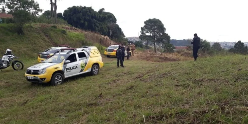 Três homens suspeitos de roubar um carro fugiram da polícia, em Pinhais, região metropolitana de Curitiba