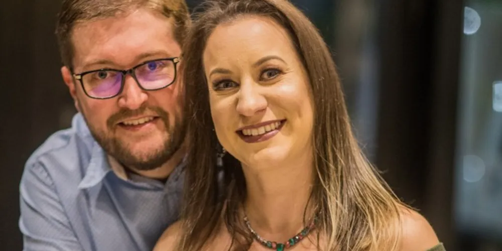 O casal João Paulo e Denise Deschk celebrou na última terça-feira (2), seus 8 anos de casados, bodas de Barro ou Papoula. Vale registrar que nesta quarta-feira (3), Denise celebra a passagem de seu aniversário na intimidade familiar. Da coluna RC os votos de alegrias e sucesso.