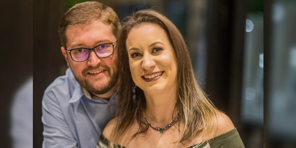 O casal João Paulo e Denise Deschk celebrou na última terça-feira (2), seus 8 anos de casados, bodas de Barro ou Papoula. Vale registrar que nesta quarta-feira (3), Denise celebra a passagem de seu aniversário na intimidade familiar. Da coluna RC os votos de alegrias e sucesso.