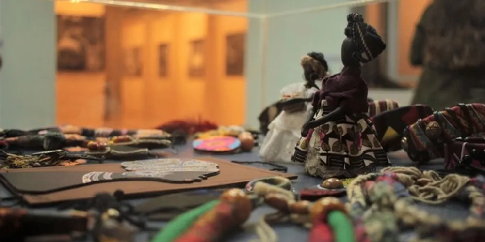 São 14 quadros acompanhados de artesanato que tematizam variações da cultura afro