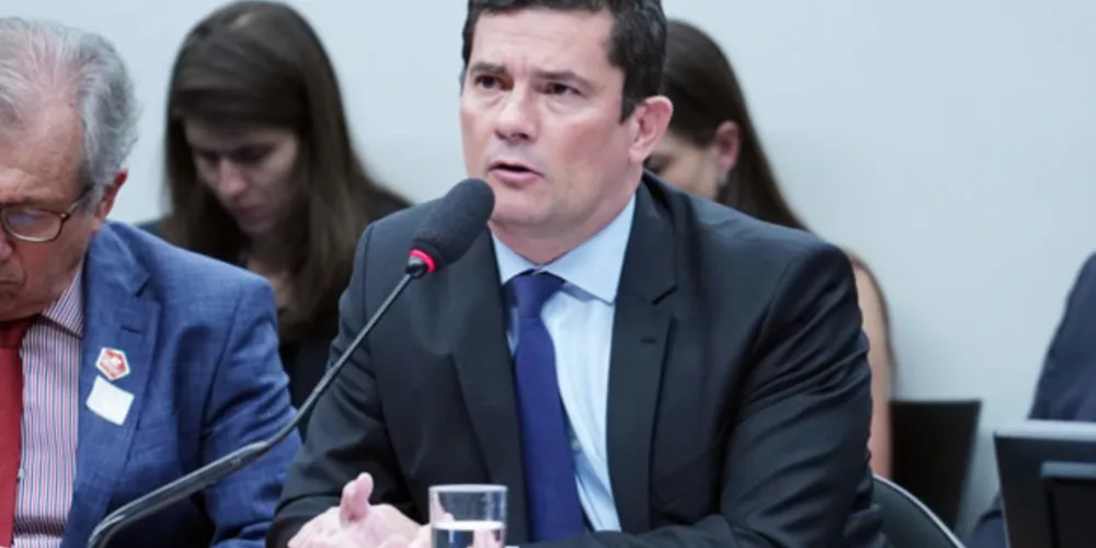 Sessão durou oito horas e foi encerrada após ministro ser chamado de ladrão