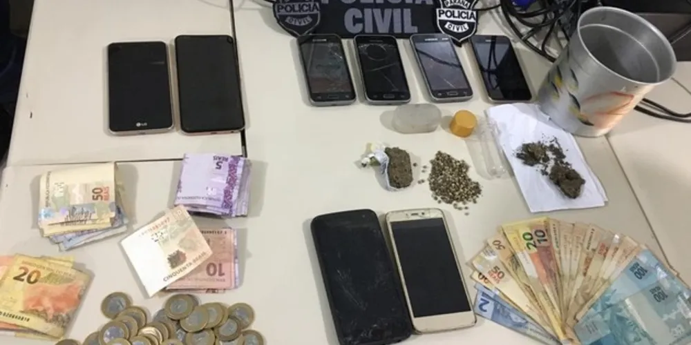 Jovem de 25 anos foi preso com drogas, dinheiro e outros objetos de origem duvidosa