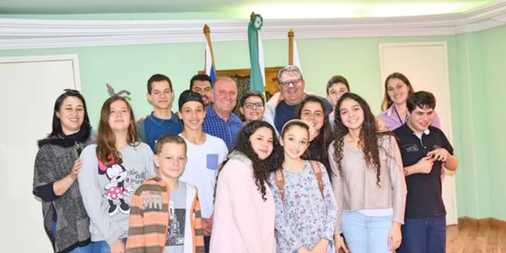 Imagem ilustrativa da imagem Parlamento Jovem de Carambeí visita Prefeito