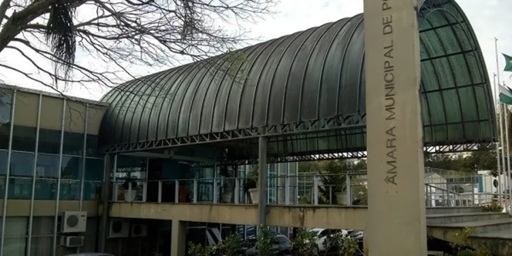 A discussão está sendo feita em Ponta Grossa e pretende revogar a lei que exige diploma para pessoas que trabalham na prefeitura e no Legislativo