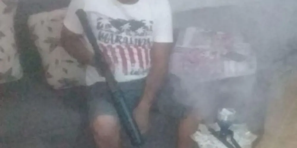 Rapaz faz pose com fuzil falso em rede social e acaba preso pela Polícia Civil