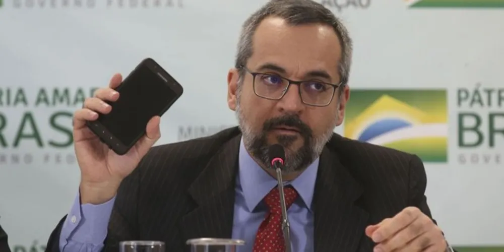 O formato digital possibilitará, segundo o Ministério da Educação, a adequação, sem custos adicionais, ao novo ensino médio.