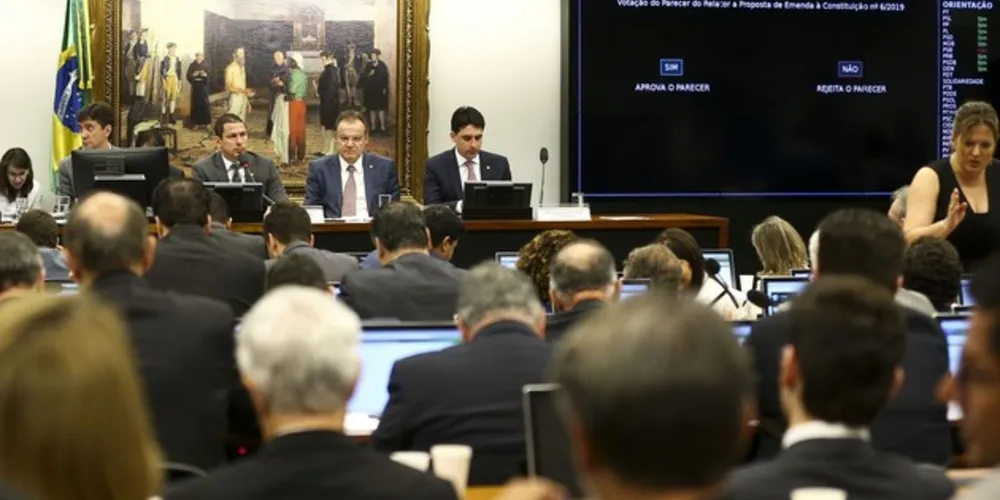 Os parlamentares vão se debruçar agora sobre os 19 destaques de bancadas e 88 individuais com sugestões de mudanças ao texto-base