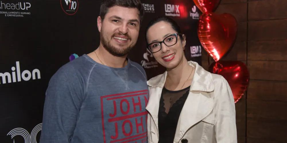 Nesta quinta-feira (4), os empresários Carlos Endler e Bruna Rafaela Rocha Lima recebe familiares, amigos e convidados especiais para a inauguração do Floriano Café e Doceria. Com um espaço aconchegante, uma decoração especial e com uma variedade de doces que promete encantar a todos os paladares, o Floriano promete ser o novo point da cidade. O espaço fica localizado na Rua Engenheiro Schamber, 34. Comentaremos.