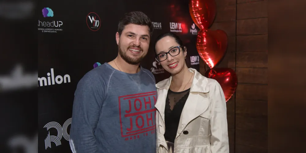 Nesta quinta-feira (4), os empresários Carlos Endler e Bruna Rafaela Rocha Lima recebe familiares, amigos e convidados especiais para a inauguração do Floriano Café e Doceria. Com um espaço aconchegante, uma decoração especial e com uma variedade de doces que promete encantar a todos os paladares, o Floriano promete ser o novo point da cidade. O espaço fica localizado na Rua Engenheiro Schamber, 34. Comentaremos.