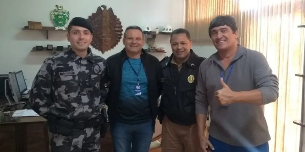 o 1º Batalhão de Polícia Militar recebeu a visita dos Senhores Márcio Antônio Ferreira, Secretário Municipal de Serviços Públicos e Marco Antônio Macedo, Secretário Municipal de Esportes.