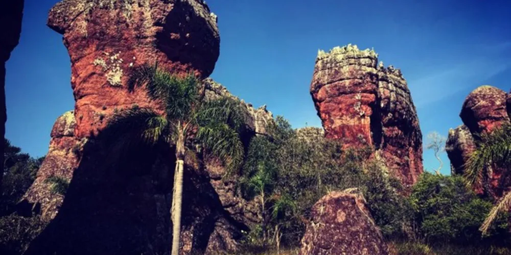 O passeio inclui os Arenitos, no valor de R$ 10 reais, as Furnas e a Lagoa Dourada, R$ 8 reais, e taxa do guia por R$ 10 reais