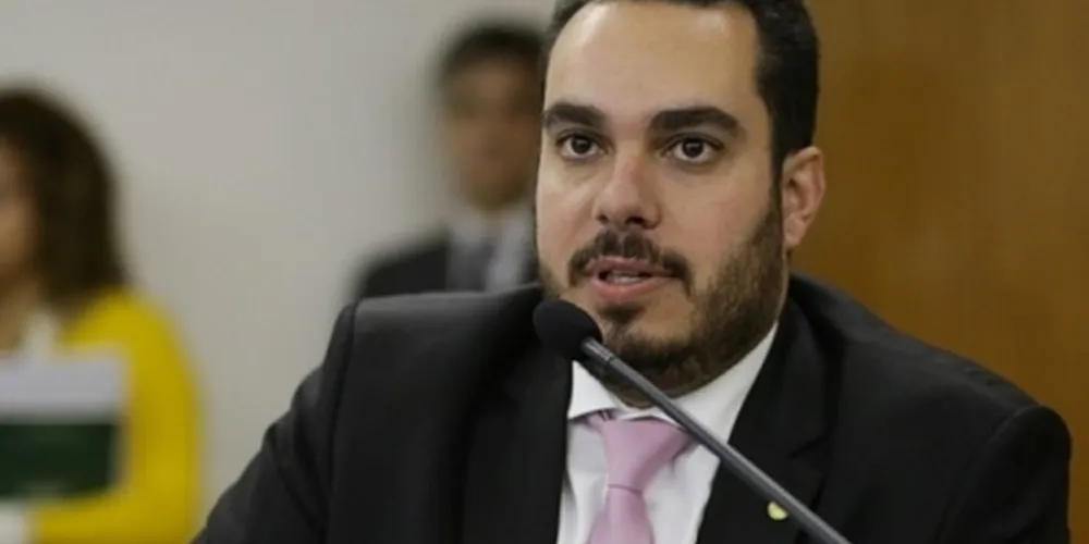 Paulo Eduardo Martins afirma que garante o direito da população menos favorecidas