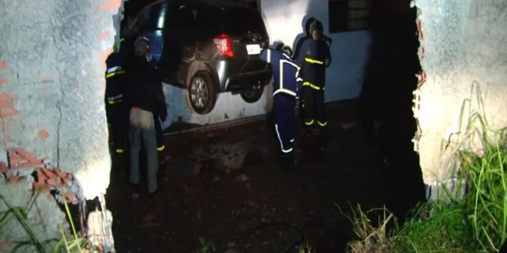  O acidente aconteceu no início da madrugada desta sexta-feira (5), na Rua José Clementino Bettega, no bairro Capão Raso, em Curitiba.