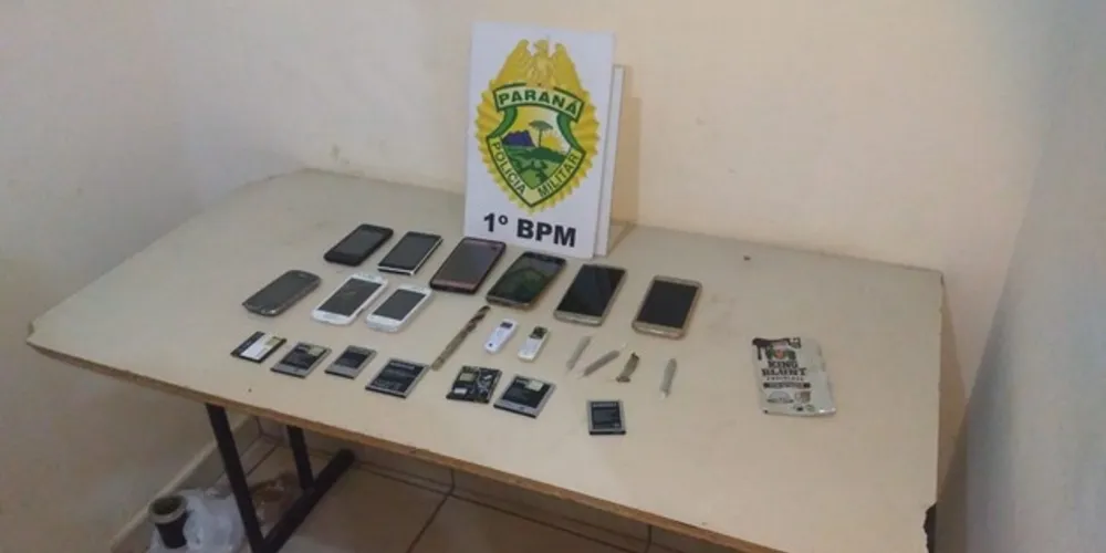 Jovem jogou 11 celulares, baterias e uma broca para dentro da cadeia