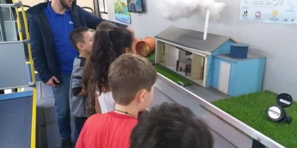 Equipe vai às escolas ensinar para as crianças o caminho que a água percorre até chegar nas torneiras