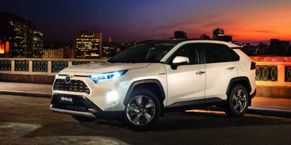 Na dianteira, chama a atenção o novo design, imponente e agressivo