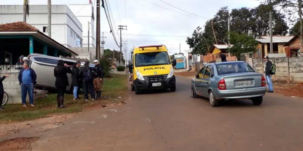 Apesar do estrago, motoristas dos dois carros escaparam ilesos do acidente