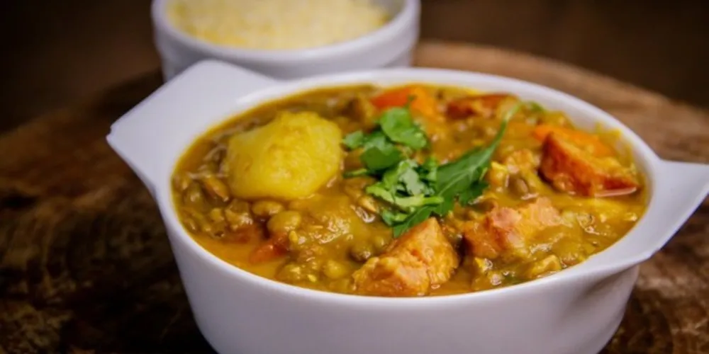 Baião de dois com feijão e farofa de bacon -  Restaurante Porto Belo