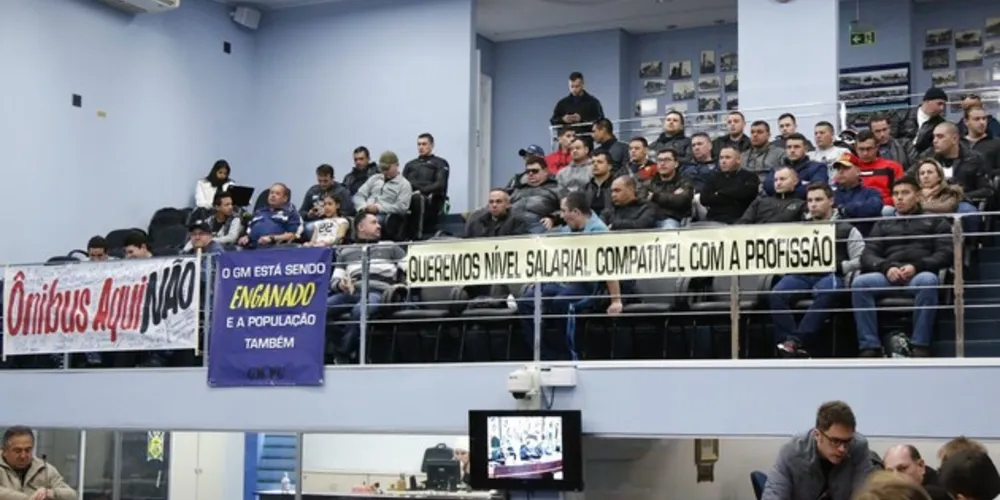 Grupo de manifestante acompanhou a sessão de segunda-feira