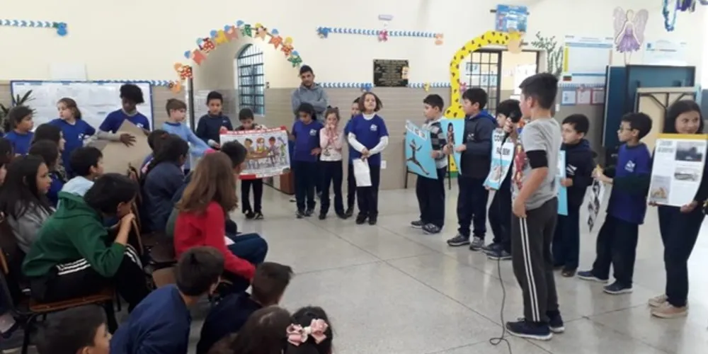 Durante o evento, os alunos apresentaram aos colegas um jornal produzido por eles