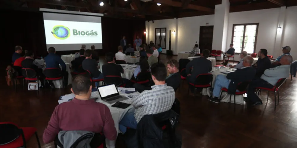 Produtores rurais, pesquisadores, potenciais produtores de biogás e fornecedores de tecnologia para o segmento se reuniram na Castrolanda para conhecer o projeto 