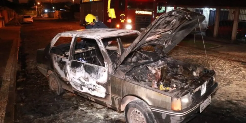 Fogo se espalhou rapidamente e destruiu veículo na Vila Liane