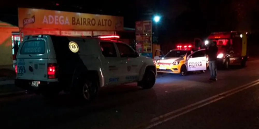 O motorista do carro, de 31 anos, com placas de São José dos Pinhais, foi levado ao hospital em estado grave