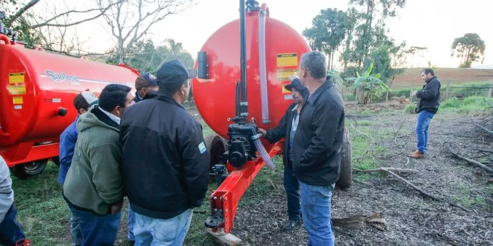 Produtores de leite de Tibagi recebem equipamentos para tratamento de dejetos