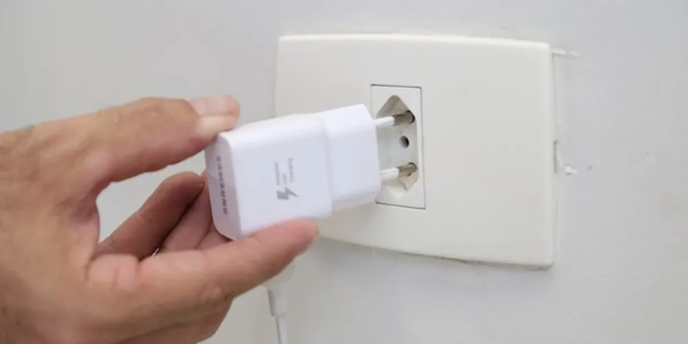 Em casa, os pais também precisam estar atentos para evitar acidentes com energia