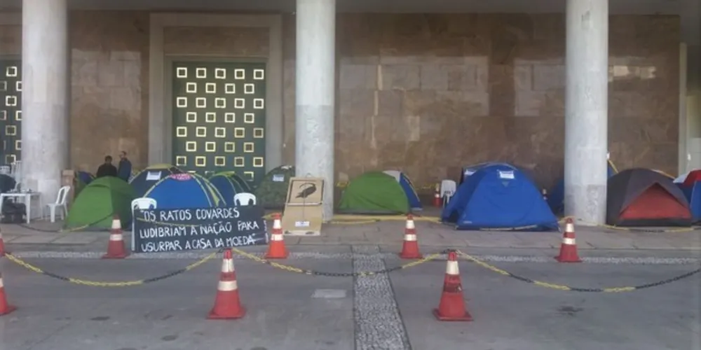 Cerca de 150 servidores passaram a noite acampados