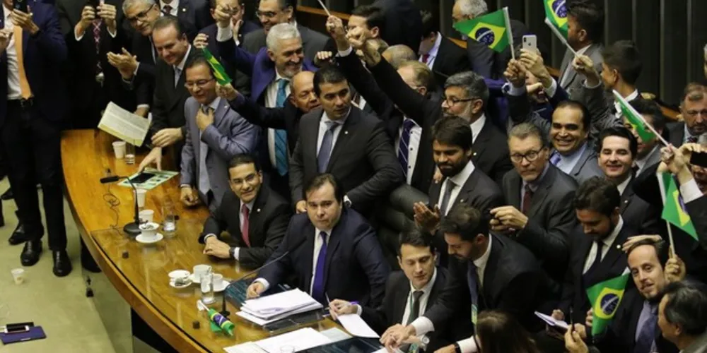 Dos 30 deputados do estado, 24 votaram a favor e 6 contra
