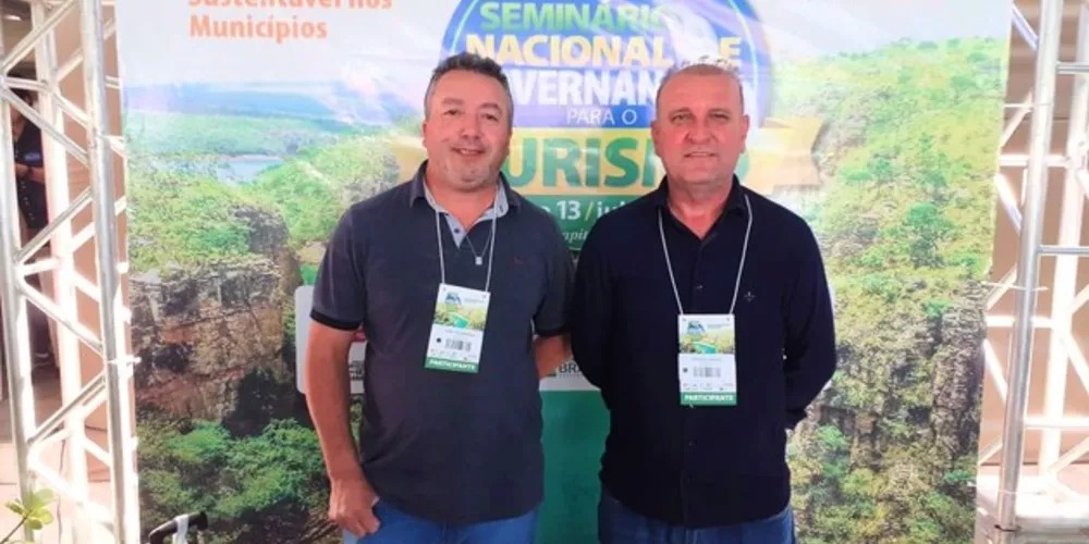 Prefeito de Carambeí Osmar Blum e o diretor de departamento Marcos Roberto Moreira