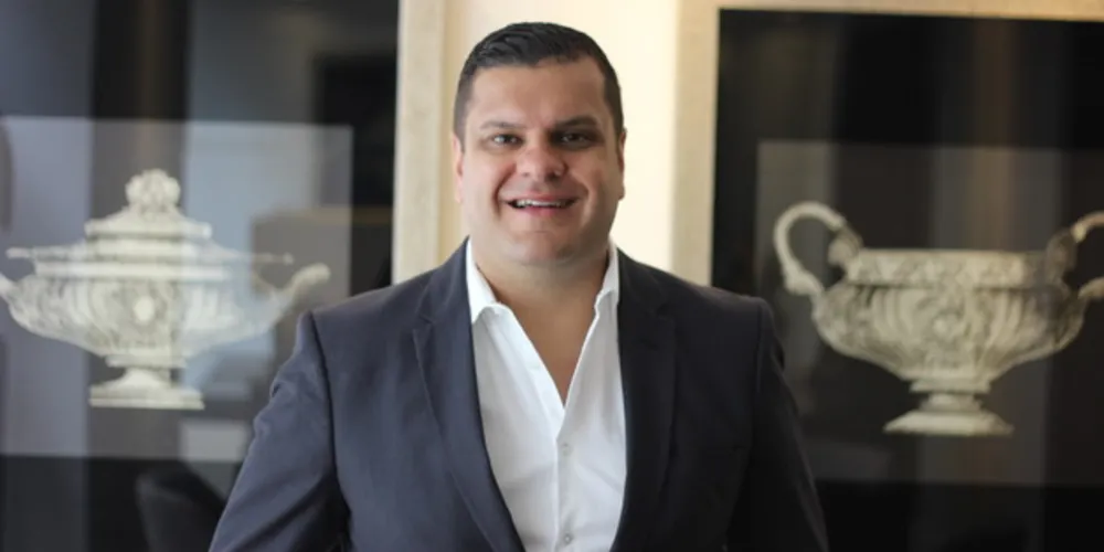 O empresário João Generoso é um dos destaques da coluna RC dessa sexta-feira. Seu aniversário comemorado na data de ontem (11) foi festejado na intimidade familiar. Profissional destacado, em constante atualização, vive no eixo Ponta Grossa - São Paulo onde mantém um sólido negócio na área de tecnologia no setor financeiro. Pai e esposo dedicado, João ao lado da esposa Suellen administra a Luxe Móveis e Decorações onde oferece para um público seleto opções especiais em móveis e decoração. Amante de bons roteiros João sempre está antenado com o mundo conhecendo a cultura e as tendências de cada país que visita. Recentemente esteve visitando a África do Sul com a família. Da coluna RC os votos de infinitas realizações ao aniversariante.