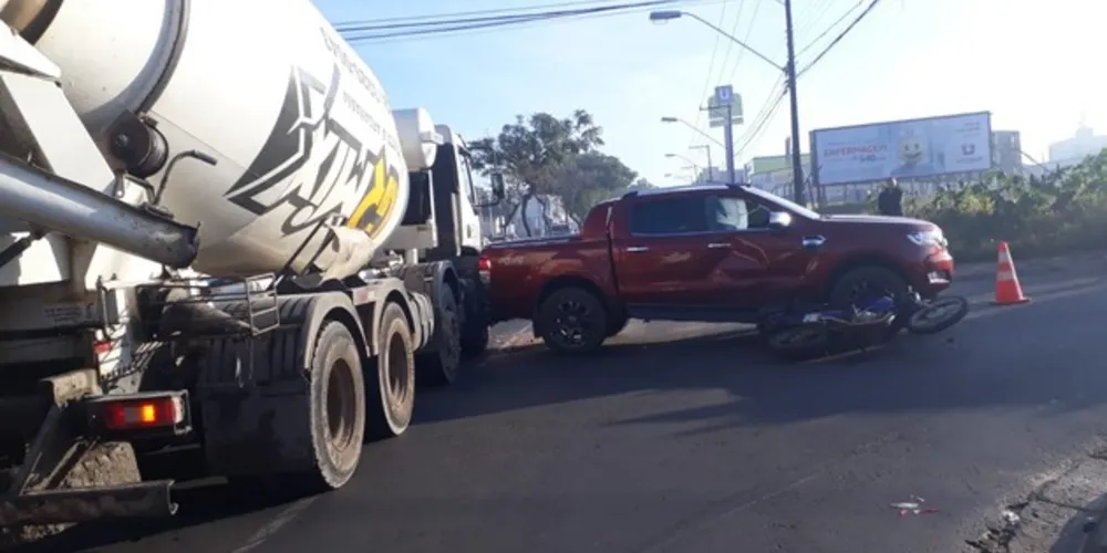 Piloto da moto ficou preso embaixo de caminhão, mas foi resgatado por outros motoristas