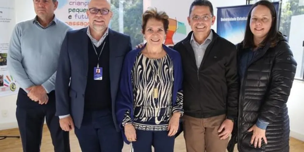 Cerimônia contou com a presença da vice-prefeita Elizabeth Schmidt e representantes das instituições participantes do projeto