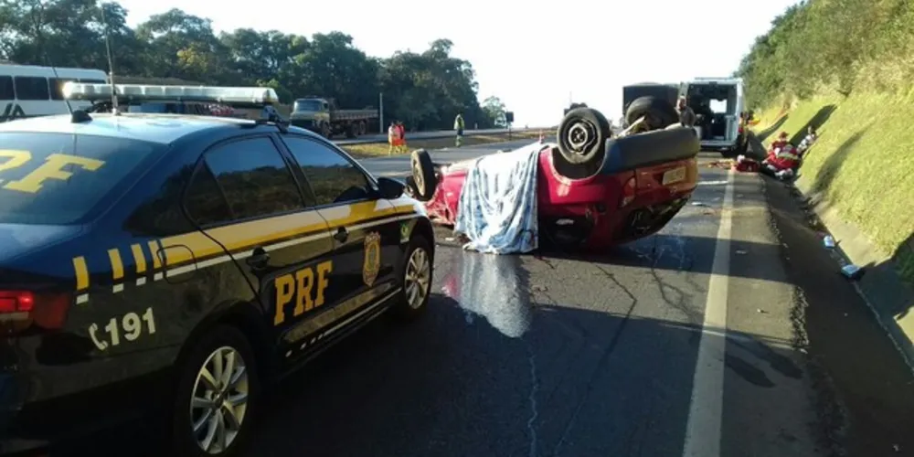 Um automóvel Celta capotou a parou com as rodas para o ar no meio da pista. Acidente aconteceu na Rodovia do Café