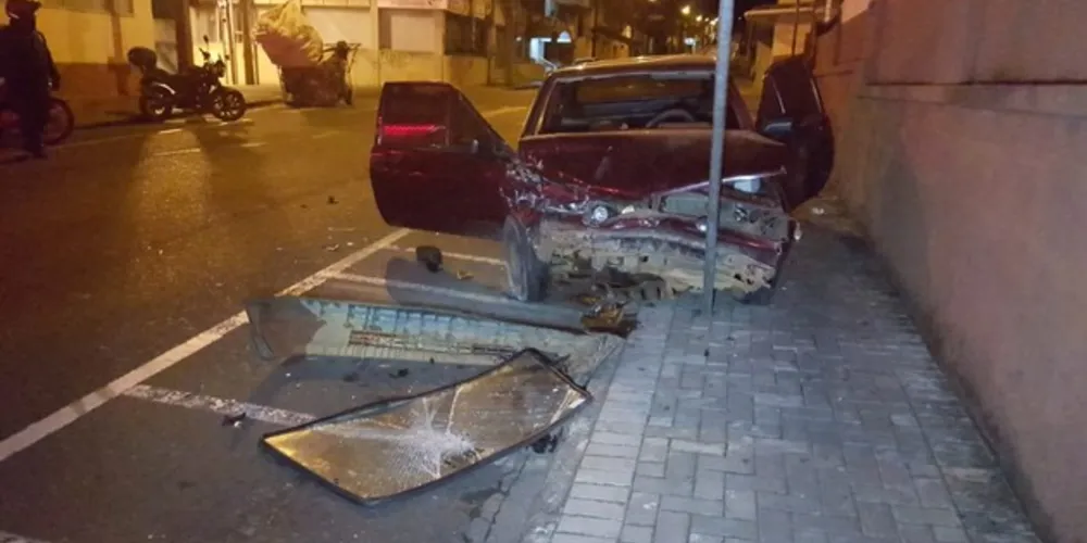 Gol derrubou duas placas de trânsito após impacto com outro veículo