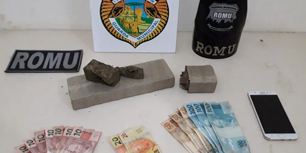 Droga e dinheiro estavam na bolsa da mulher abordada no Parque Ambiental
