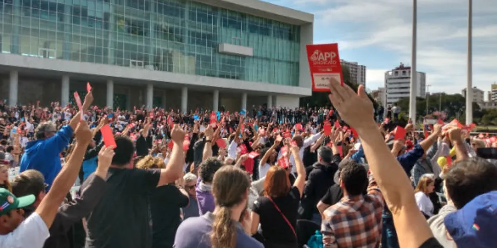 Assembleia aconteceu neste sábado em frente ao Palácio do Iguaçu