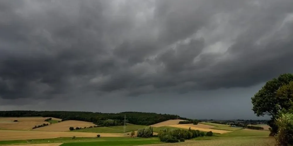 A segunda-feira (15) começa com o predomínio de sol e no fim do dia aumentam as chances de chuva