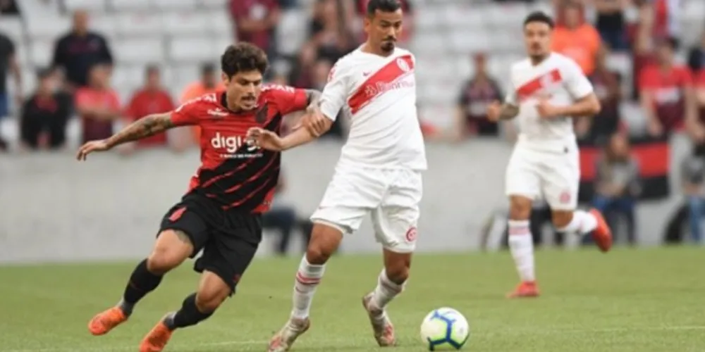 Imagem ilustrativa da imagem Athletico, na insistência, vence Internacional na Baixada