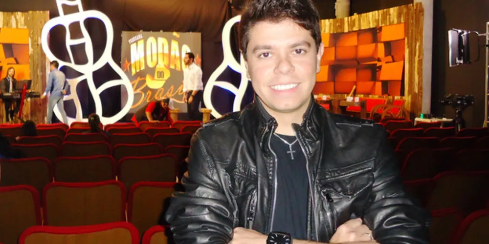Caio, tem dois álbuns lançados e recentemente atingiu 1 milhão de acesso em uma plataforma de streaming de áudio
