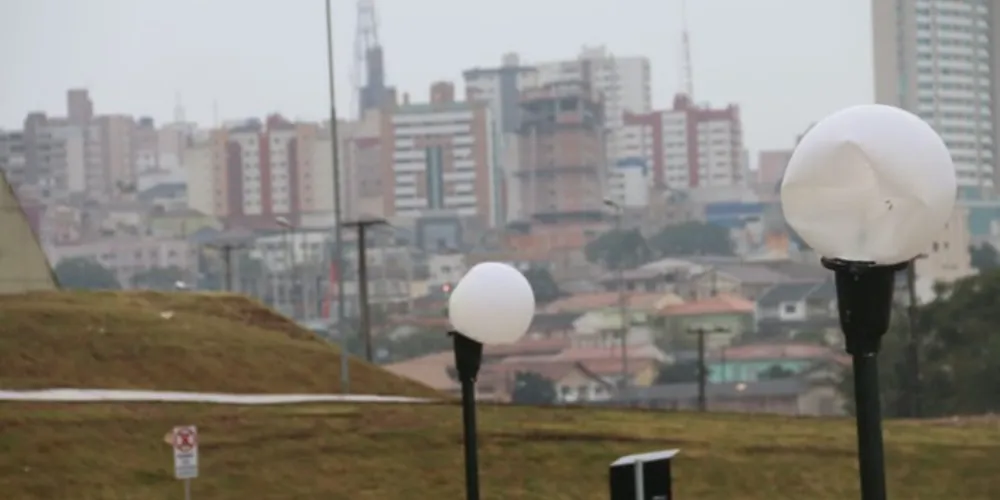 Vândalos danificam parte da iluminação pública da cidade