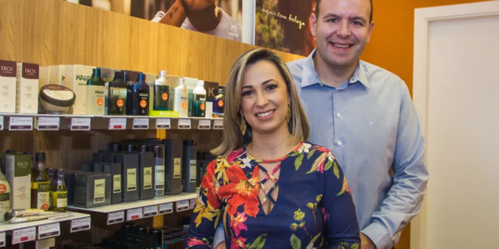  A empresária Niceli Fernandes será muito cumprimentada pela passagem de seu aniversário nesta quarta-feira (17). Niceli que responde pelo Espaço Natura em nossa cidade, que a cada dia ganha mais fiéis clientes. No registro especial, Niceli com seu marido Flavyanno Laidane Fernandes. Da coluna RC os votos de alegrias e sucesso.