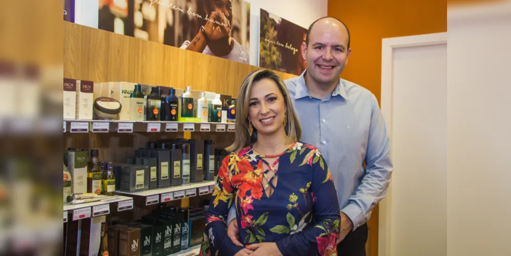  A empresária Niceli Fernandes será muito cumprimentada pela passagem de seu aniversário nesta quarta-feira (17). Niceli que responde pelo Espaço Natura em nossa cidade, que a cada dia ganha mais fiéis clientes. No registro especial, Niceli com seu marido Flavyanno Laidane Fernandes. Da coluna RC os votos de alegrias e sucesso.