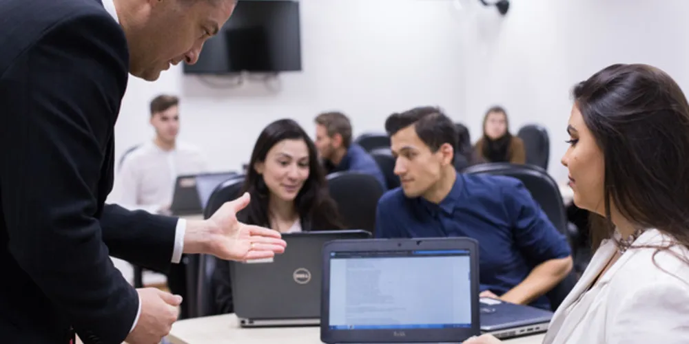 O processo de internacionalização das empresas e cooperativas enfrenta desafios, tanto no mercado internacional quanto nas próprias organizações