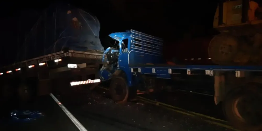 Primeiro veículo teve problemas mecânicos e foi atingido na traseira por caminhão