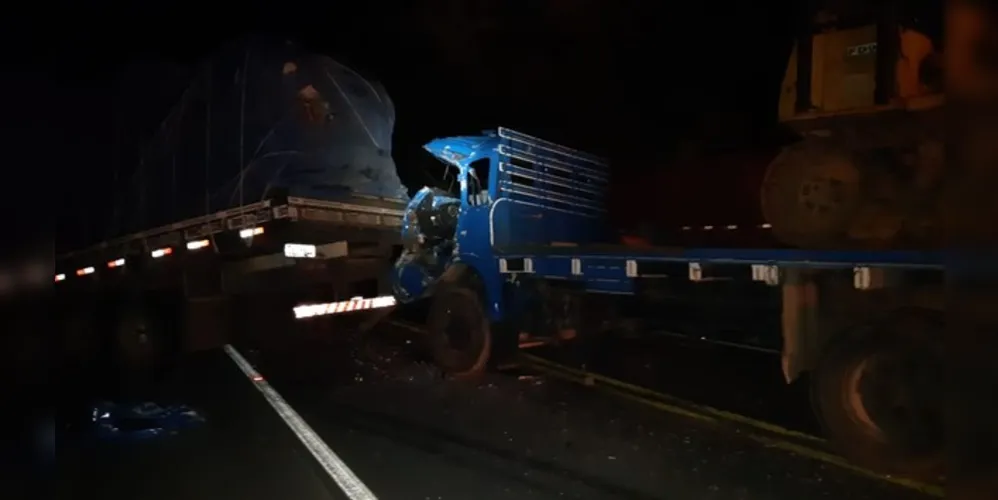 Primeiro veículo teve problemas mecânicos e foi atingido na traseira por caminhão